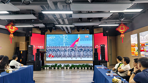 一禾科技員工齊聚多功能演示廳，共睹九三閱兵盛況！